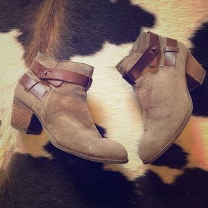 Dolce Vita Heeled booties- tan suede/brown leather